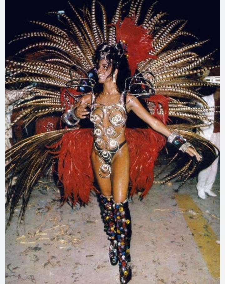 Monique Evans no Carnaval carioca em registro histórico associado à Dijon