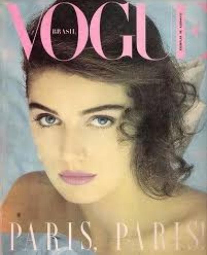 Capa histórica da Vogue Brasil preservada no acervo Dijon