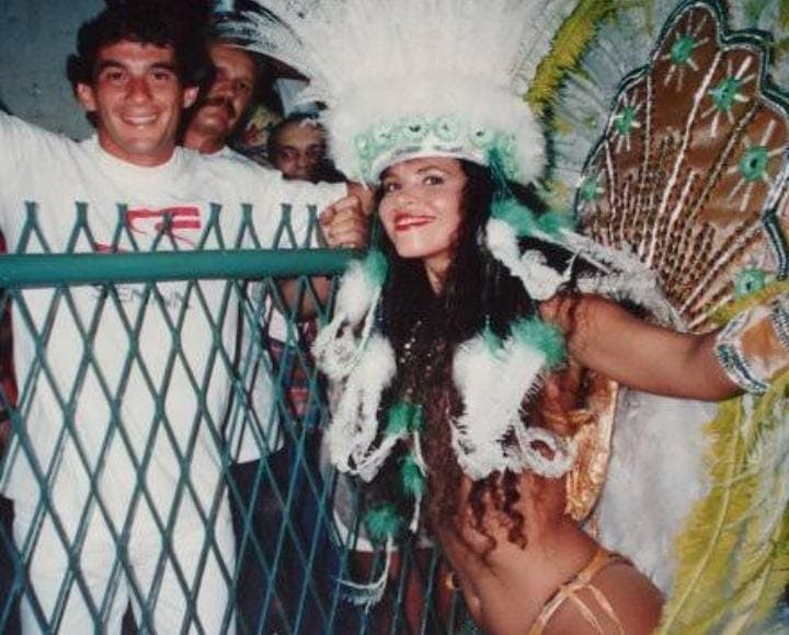 Ayrton Senna ao lado de uma passista em registro de Carnaval