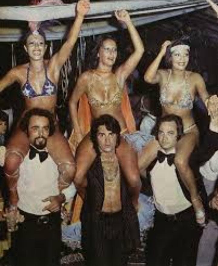 Convidados e personalidades reunidos no Baile do Champagne