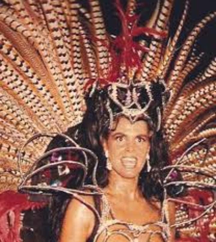 Monique Evans com fantasia de Rainha de Bateria em registro Dijon