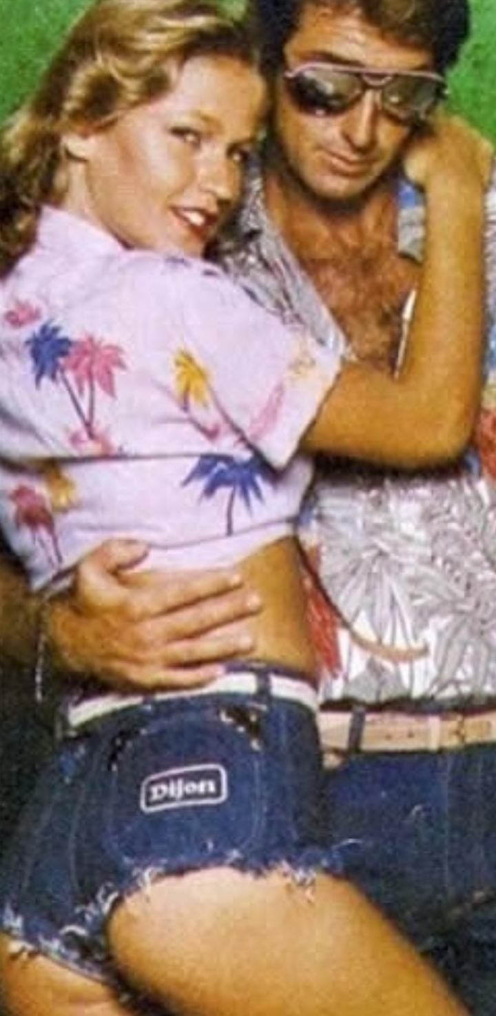 Xuxa em registro de campanha vestindo peças jeans Dijon